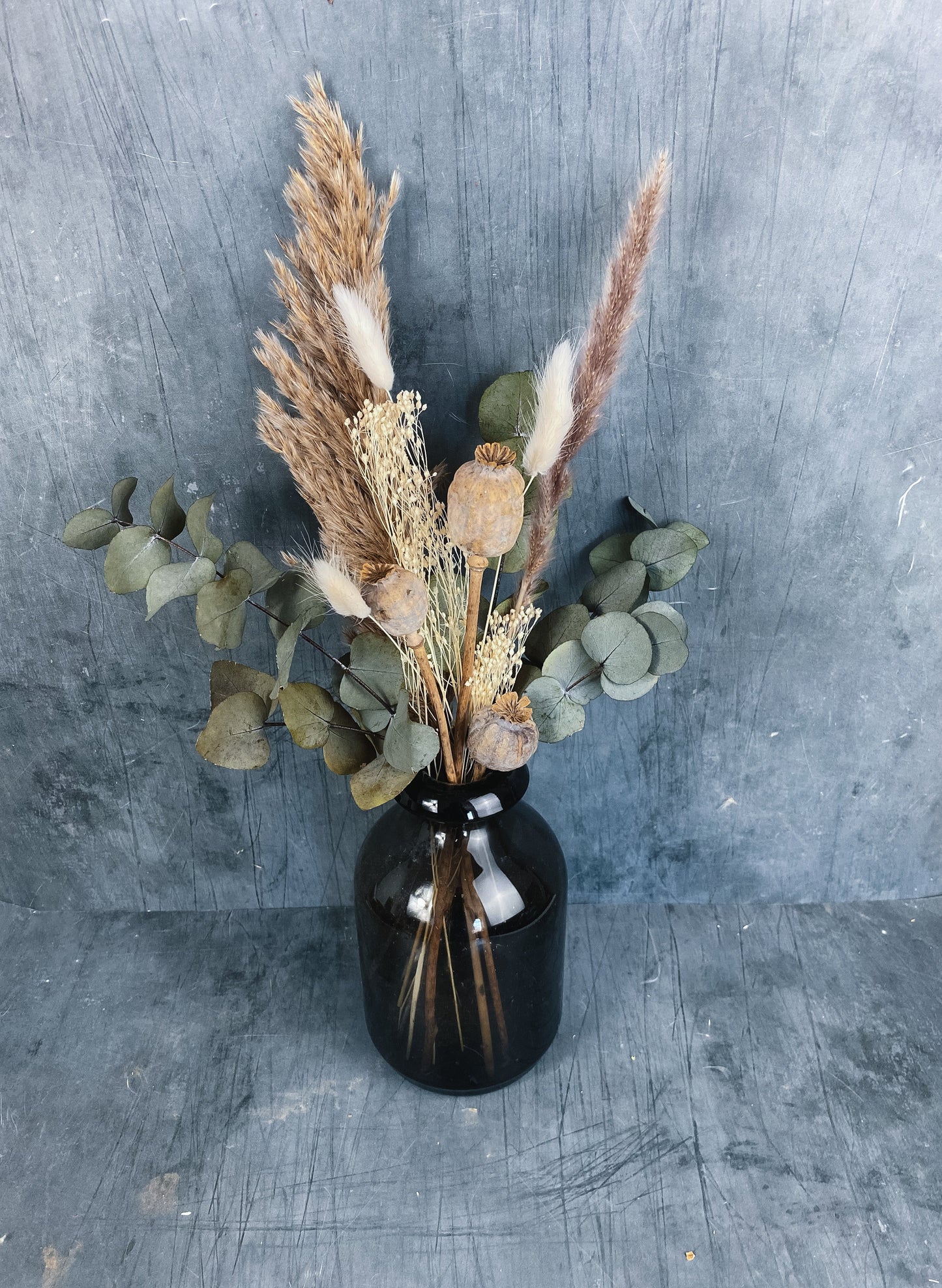 Una dried flower bud arrangement